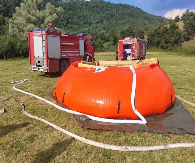Bazen za vodu i vatrogasna vozila