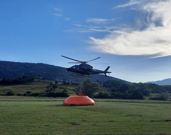 Helikopter puni vodu iz bazena
